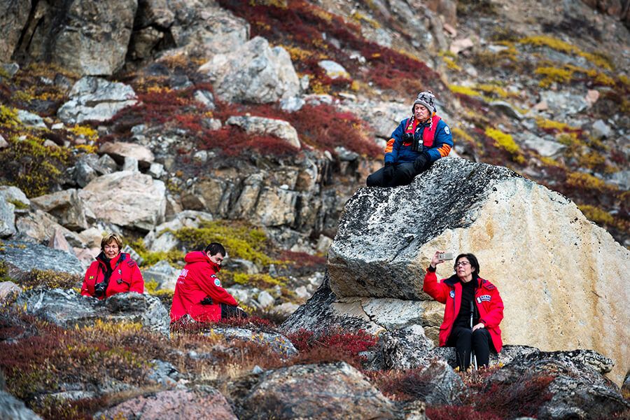 Gäste der Expeditionskreuzfahrt nutzen die Zeit an Land für Fotoausflüge in Grönland